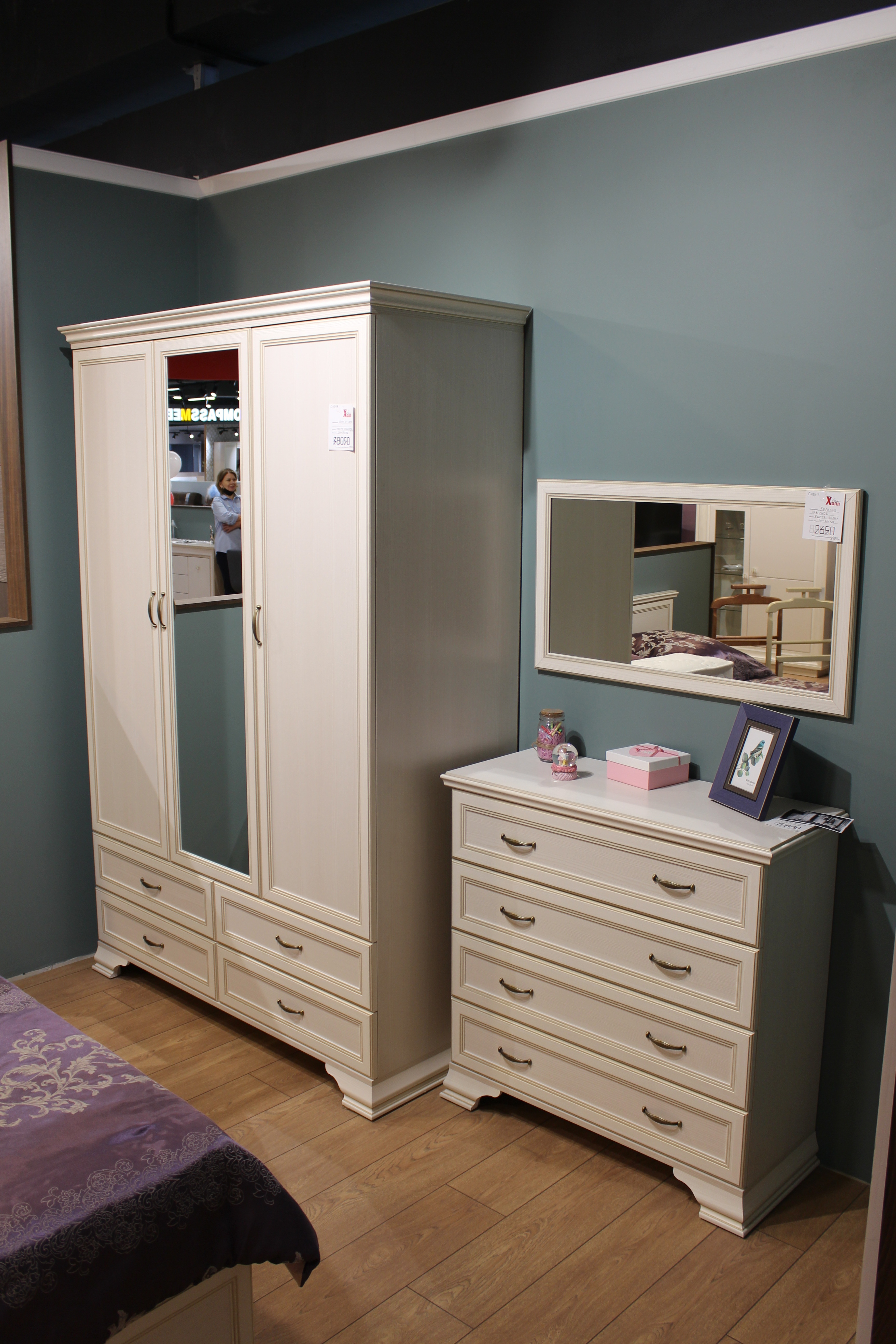 Шкаф распашной трехдверный бодега белый