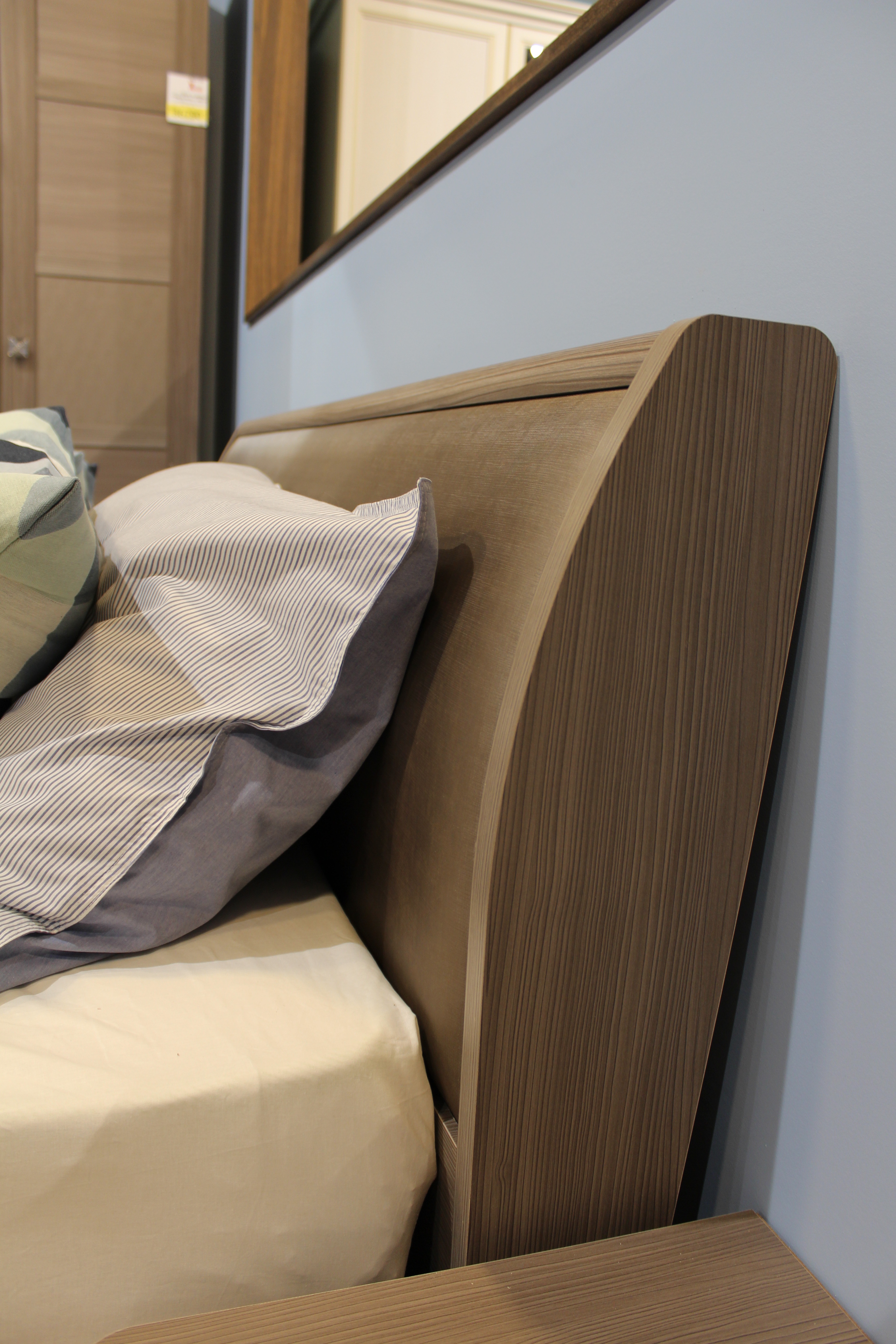 Кровать лиственница темная